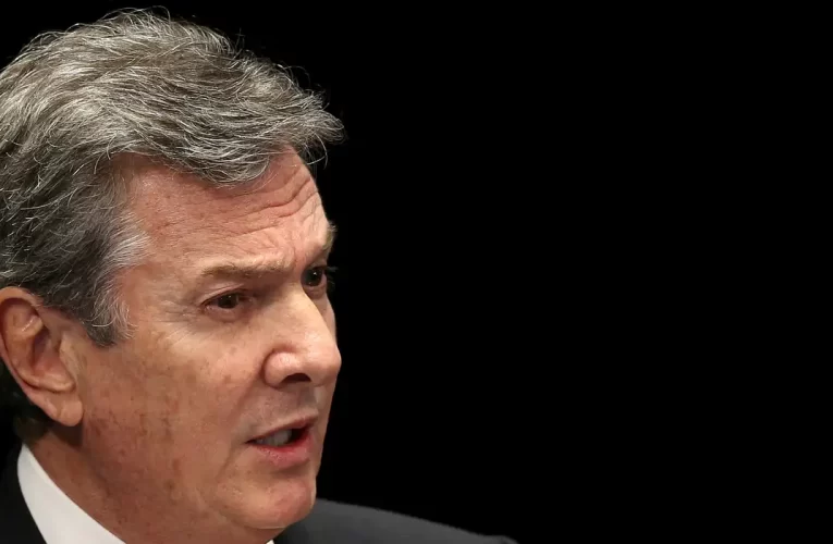 Fernando Collor deixa presídio e começa a cumprir pena em casa com tornozeleira