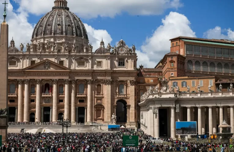 Fumaça branca anuncia novo papa eleito no Vaticano