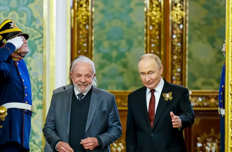 Lula firma acordos com Rússia e China em viagem oficial