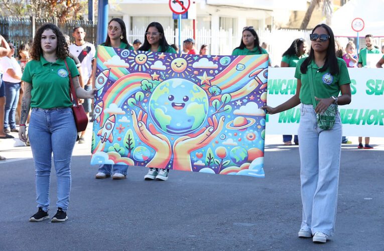 Desfile Cívico e hasteamento da bandeira marcam 211 anos de Maricá com emoção e participação popular