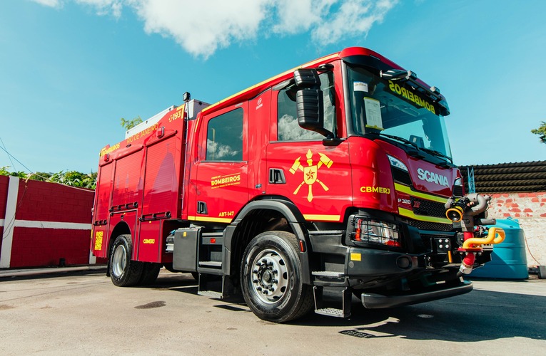 Corpo de Bombeiros de Maricá recebe veículo de última geração para combate a incêndios