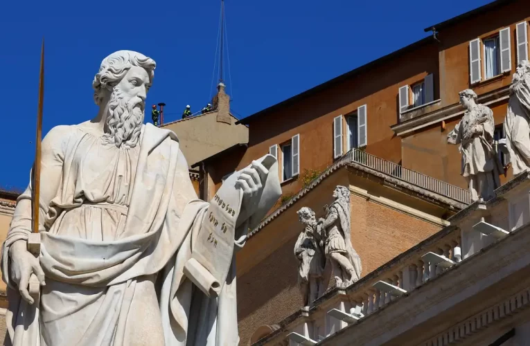 Conclave 2025: Vaticano instala chaminé que anunciará novo papa