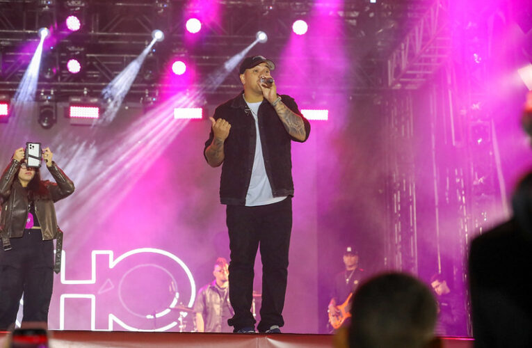 Vitinho emociona Maricá com pagode romântico no aniversário de 211 anos