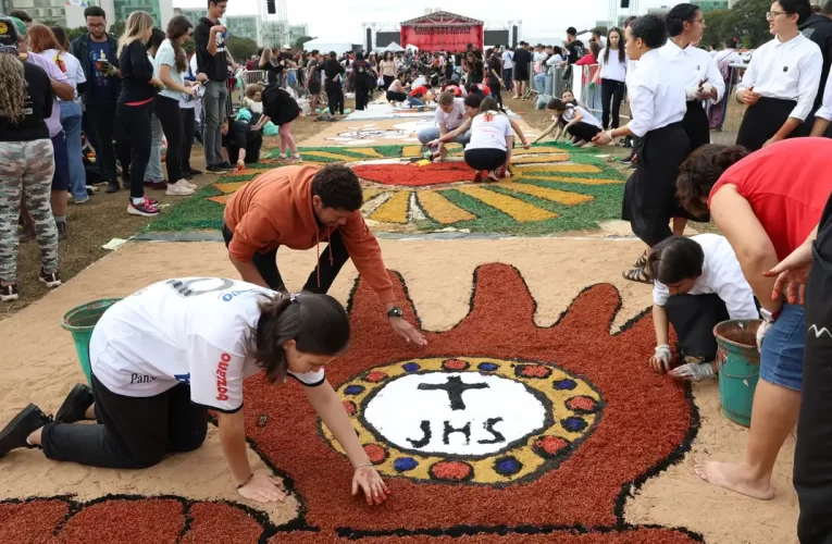 Tapetes de Corpus Christi do DF trazem memórias até além da fé