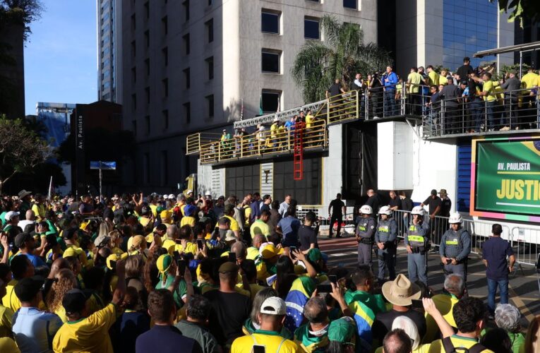Ato em SP reúne apoiadores de Bolsonaro contra julgamento no STF