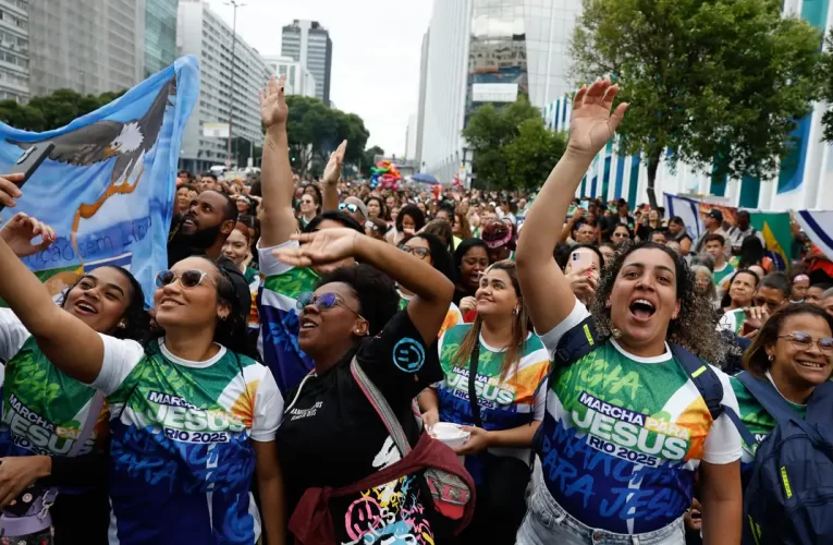 Evangélicos crescem e representam mais de um quarto da população