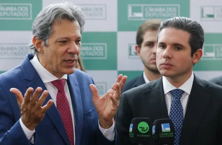 Equipe econômica apresentará a líderes partidários alternativas a IOF