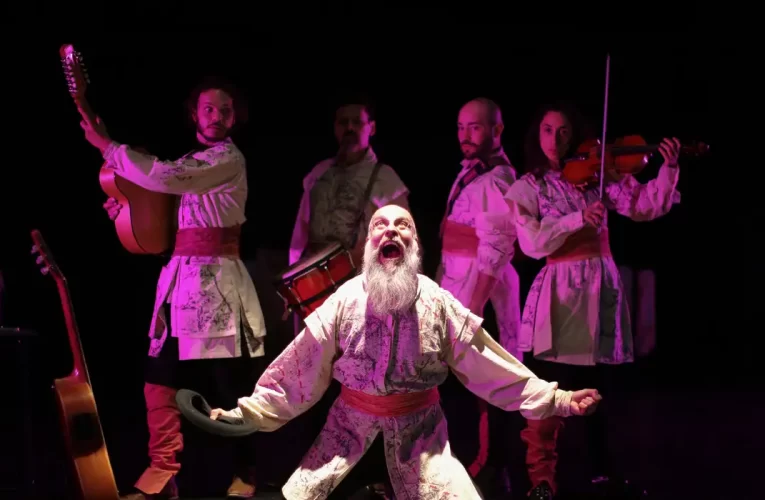 Companhia teatral chilena conta histórias latinoamericanas em trilogia