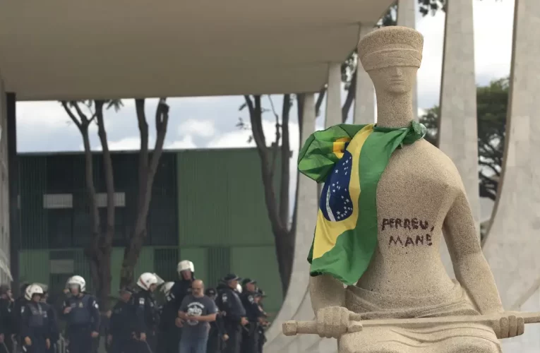 STF nega recurso de mulher que pichou estátua no 8 de janeiro