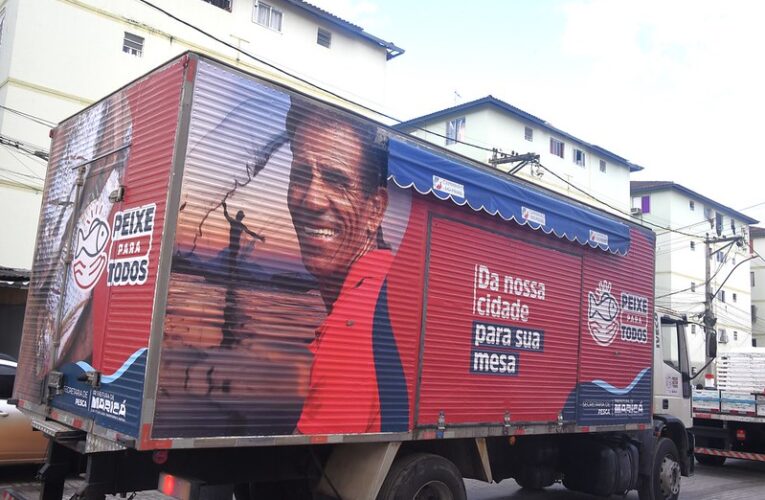 Maricá distribui 1,5 tonelada de peixes para moradores do Minha Casa Minha Vida de Inoã