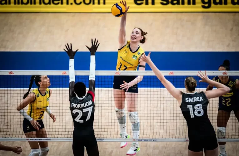 Seleção feminina de vôlei sofre, mas bate Canadá na Liga das Nações