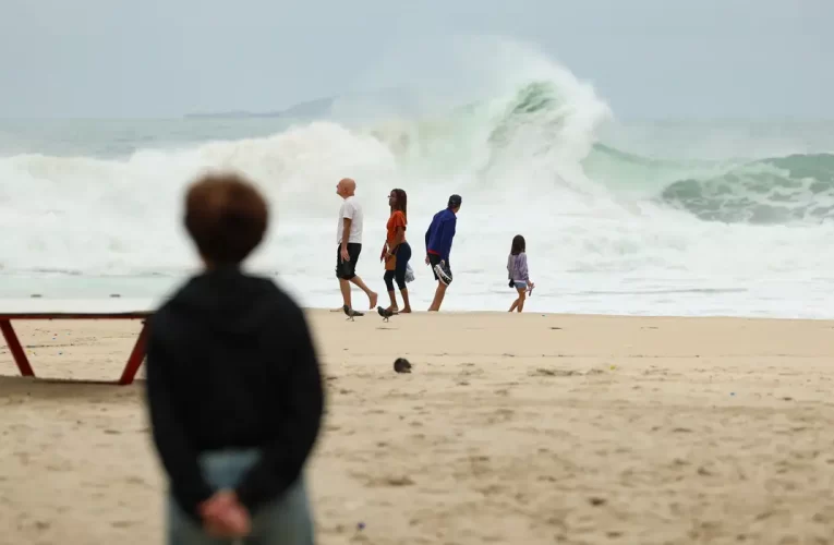 Temperatura cai no Rio, com ventania e mar de ressaca