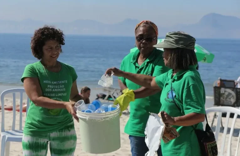 Catadores no Rio lidam com informalidade e más condições de trabalho