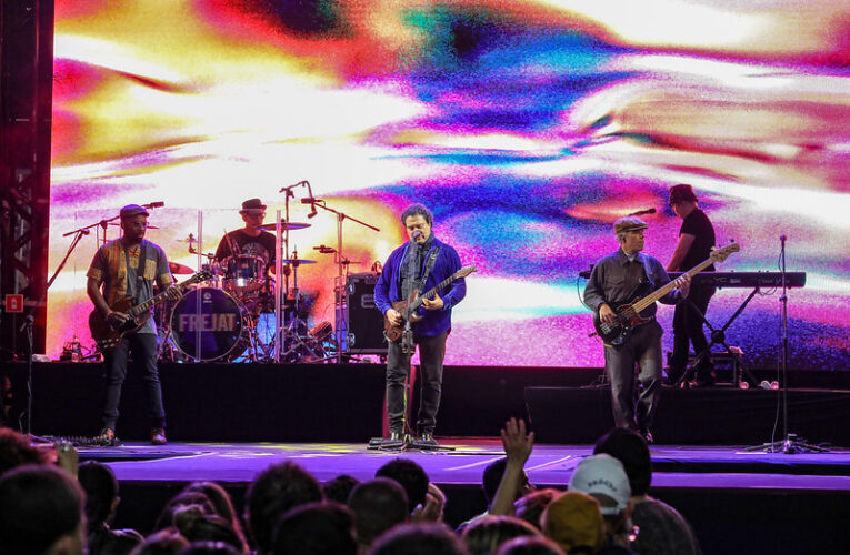 Frejat encerra Festival Sesc de Inverno em Maricá com show eletrizante em Ponta Negra