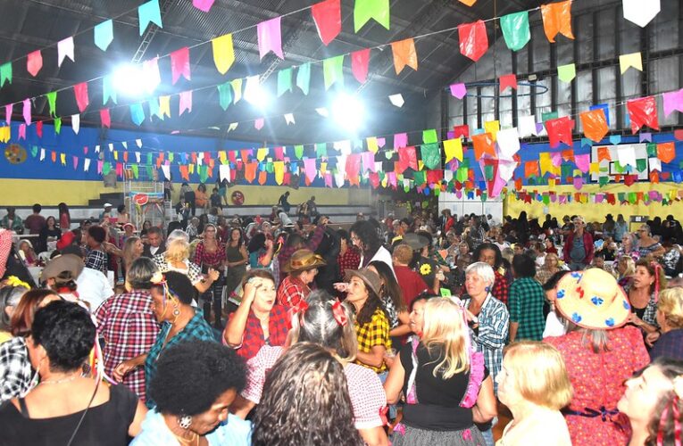 Arraiá da Mió Idade reúne mais de 600 pessoas com forró e comidas típicas em Maricá