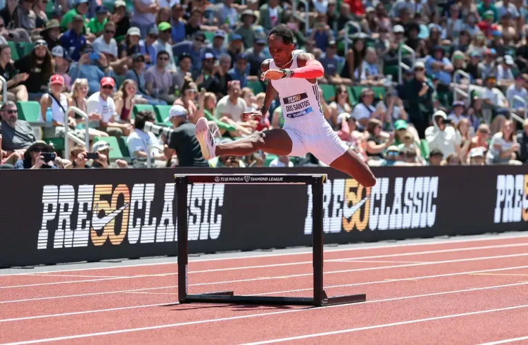 Alison dos Santos supera campeão olímpico em palco de título mundial