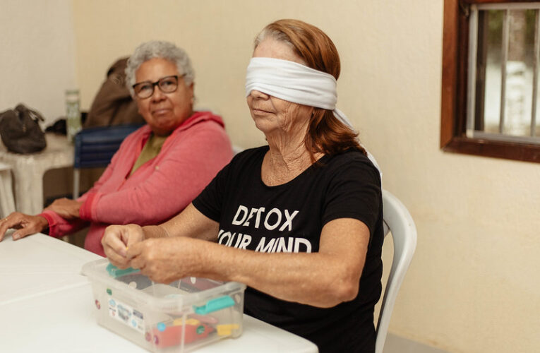 Maricá realiza oficina de memórias para idosos com foco em escrita e autoestima