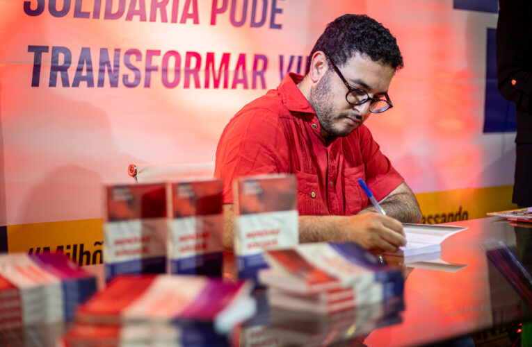 Diego Zeidan lança livro sobre a Moeda Social Mumbuca durante o Congresso BIEN 2025 em Maricá