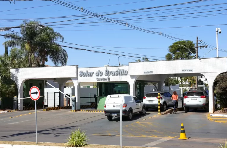 Bolsonaro deixa prisão domiciliar e vai a hospital em Brasília para exames médicos