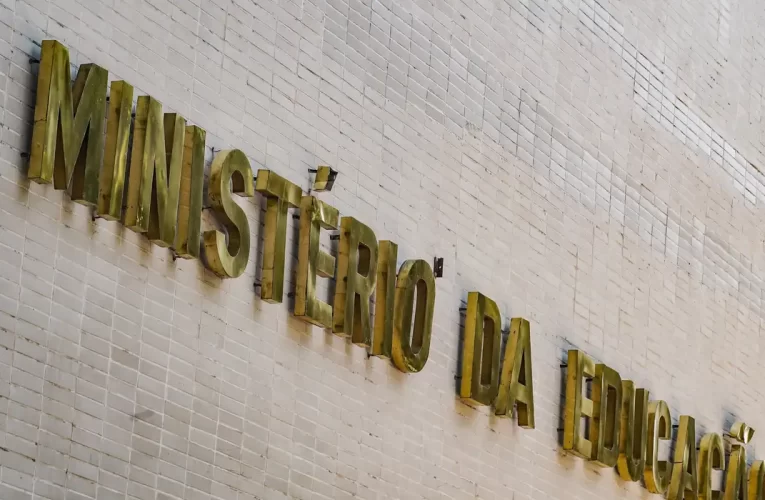 MEC lança curso gratuito de 180h para professores do ensino médio público