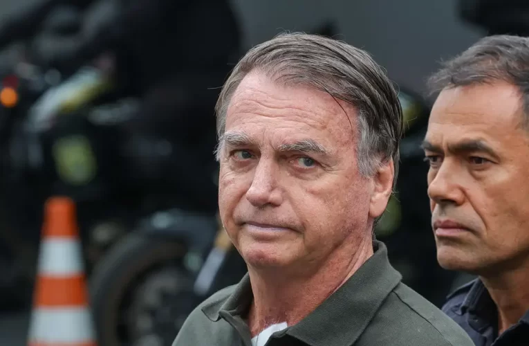Bolsonaro volta à prisão domiciliar após retirada de lesões e exames