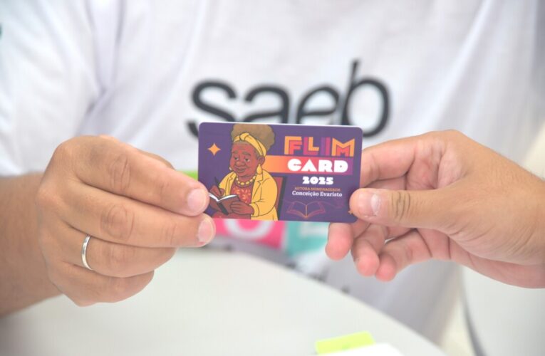 Estudantes recebem FLIM CARD para compra de livros na 10ª FLIM em Maricá