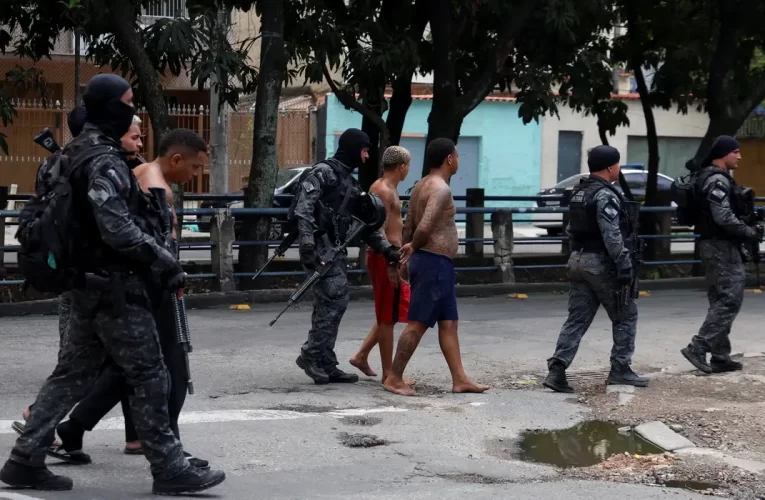 Operação no Rio deixa 64 mortos e interdições em vias expressas
