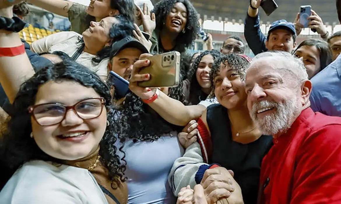 Lula, educação, política, cursinhos populares, Rede Nacional de Cursinhos Populares, investimento público, ensino médio, Enem, Pé-de-Meia, estudantes, inclusão