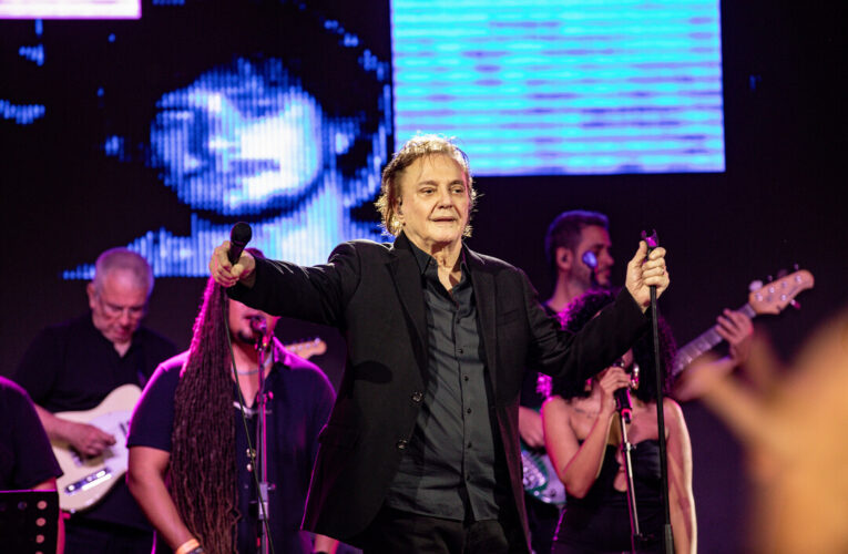 Fábio Jr. emociona público no show do Dia do Idoso em Maricá