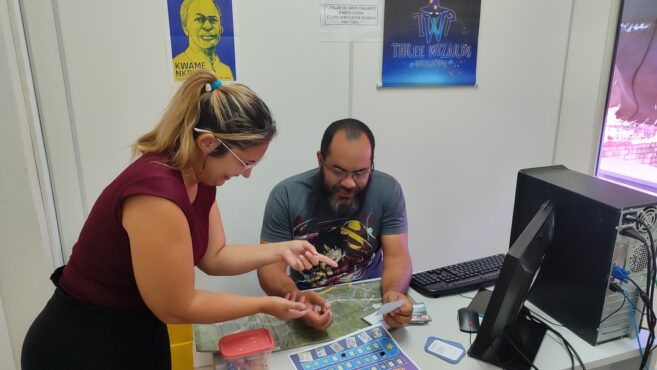 Vermelhinhas, Turistando, TWI, Faby Ferraz, jogos educativos, gamificação, Maricá, ciclovias, inclusão, acessibilidade, educação lúdica, cultura local, game design, jogo de tabuleiro, trânsito consciente