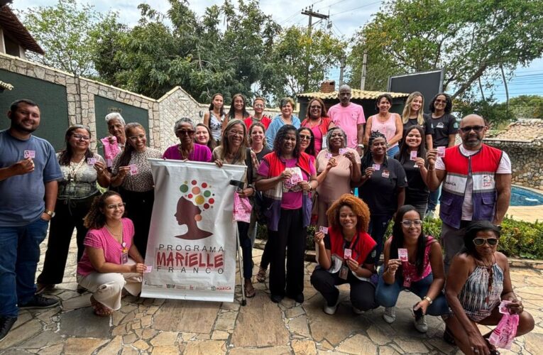 Mulheres em situação de rua participam de ação do Outubro Rosa em Maricá