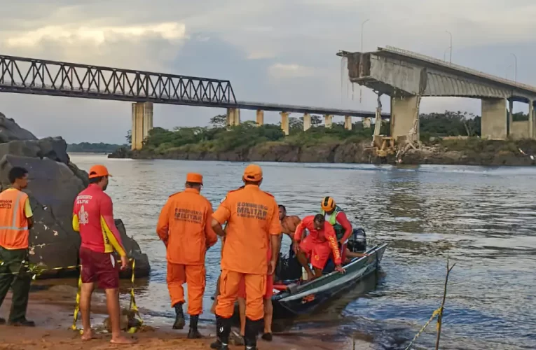 Carreta é retirada do Rio Tocantins dez meses após colapso da Ponte JK