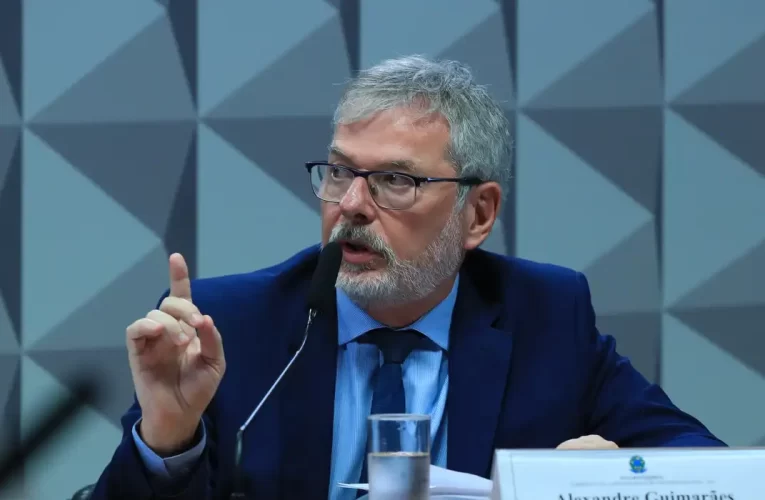 Ex-diretor do INSS nega vínculo político em depoimento à CPI