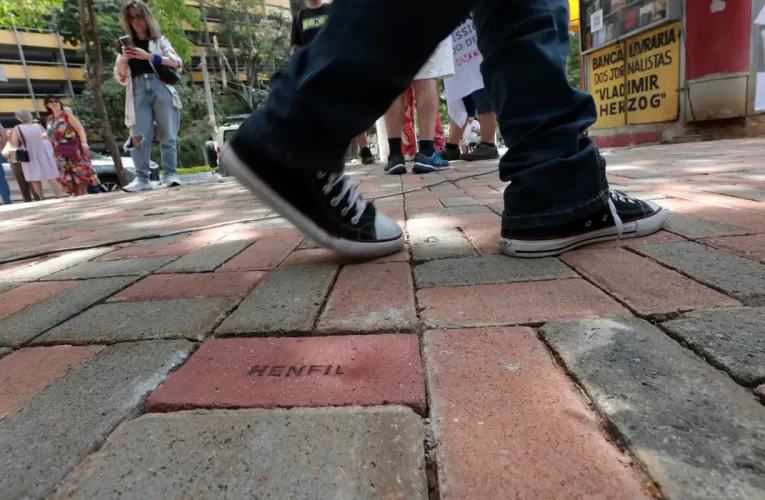Calçadão em SP homenageia personalidades que lutaram pela democracia