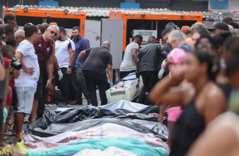 Governo do Rio estima 119 mortos e moradores levam corpos à praça