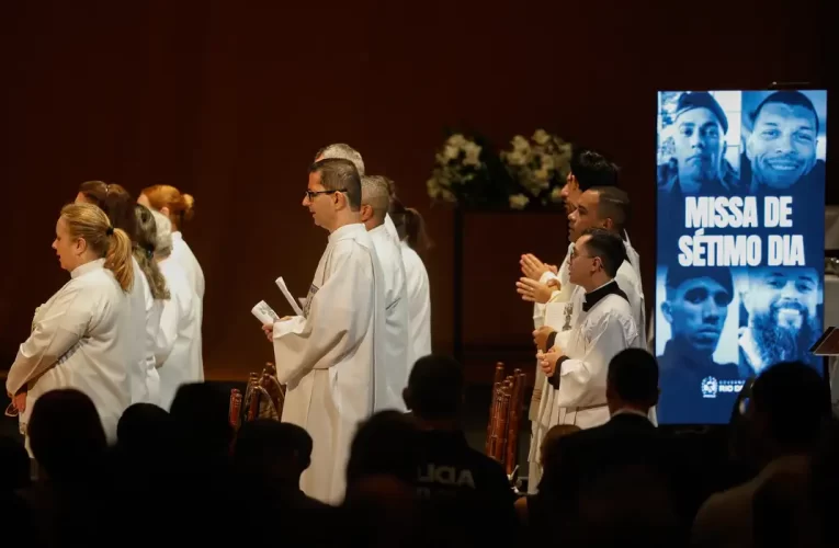 Missa de 7º dia homenageia policiais mortos em operação no Rio