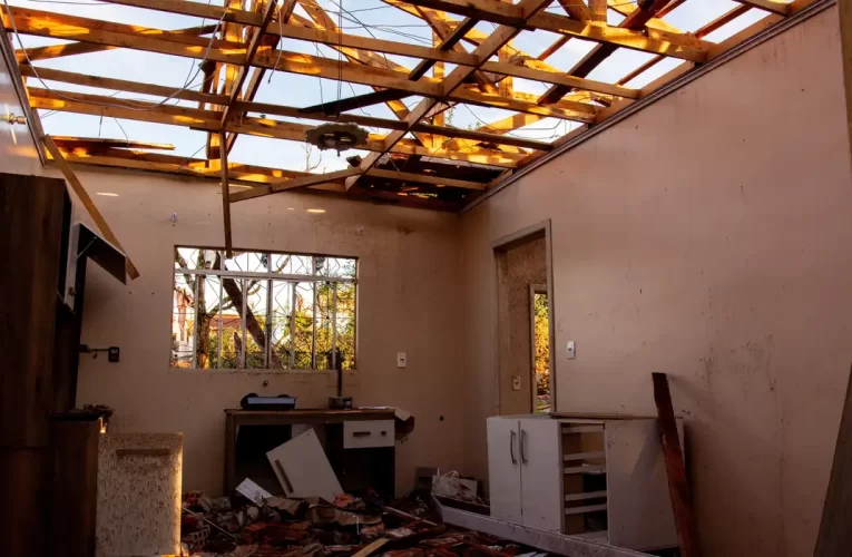 Após tornado, Rio Bonito do Iguaçu começa trabalhos de reconstrução