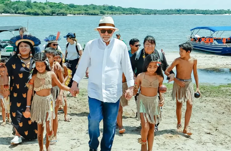 Lula visita aldeia indígena e promete energia para 4,3 mil famílias
