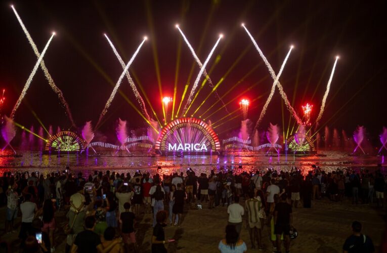 Natal Brasilidade 2025 encanta moradores na abertura com luzes, cores e águas em Maricá