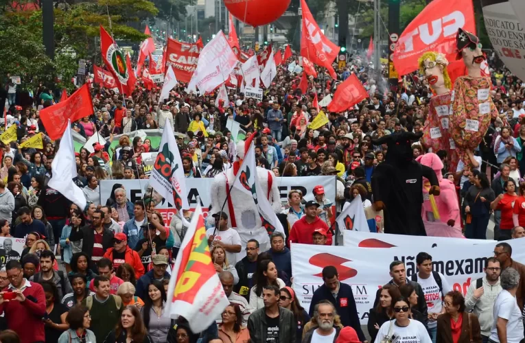 Isenção do IR é vitória dos trabalhadores, dizem centrais sindicais
