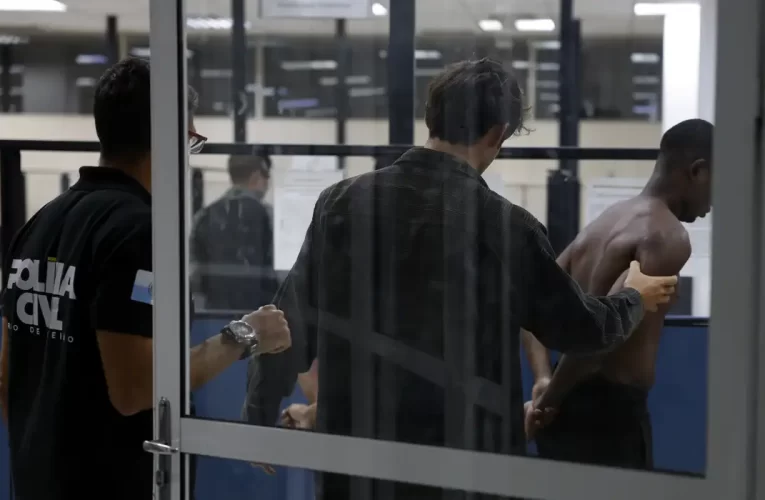 Polícia combate Comando Vermelho na Vila Kennedy