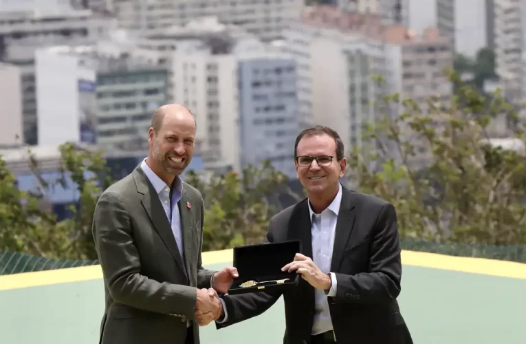 Príncipe William visita Pão de Açúcar e recebe chave da cidade do Rio