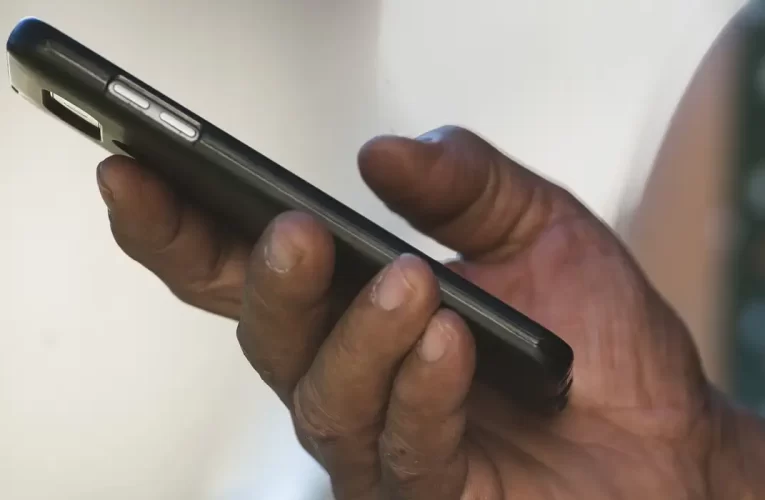 Polícia de SP faz operação contra receptação de celulares roubados