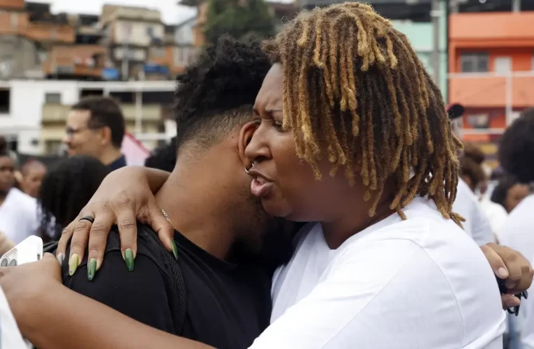 Sob facções e operações, população de favelas vive traumas e adoece