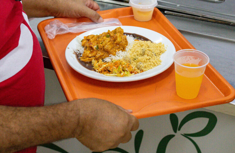 Maricá serve ceia de Natal em restaurante popular do município