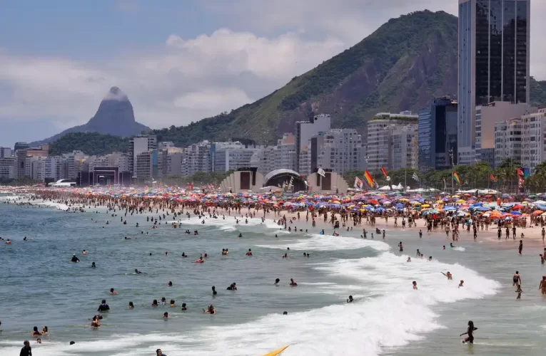 Ultraleve cai no mar de Copacabana neste sábado