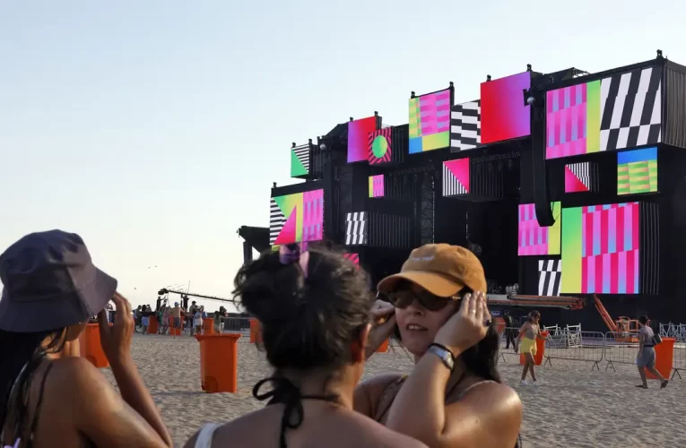 Copacabana vive expectativa para a festa da virada no Rio