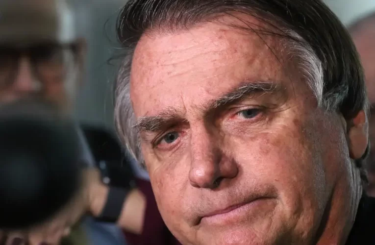 Bolsonaro passa por cirurgia para tratamento de hérnia bilateral