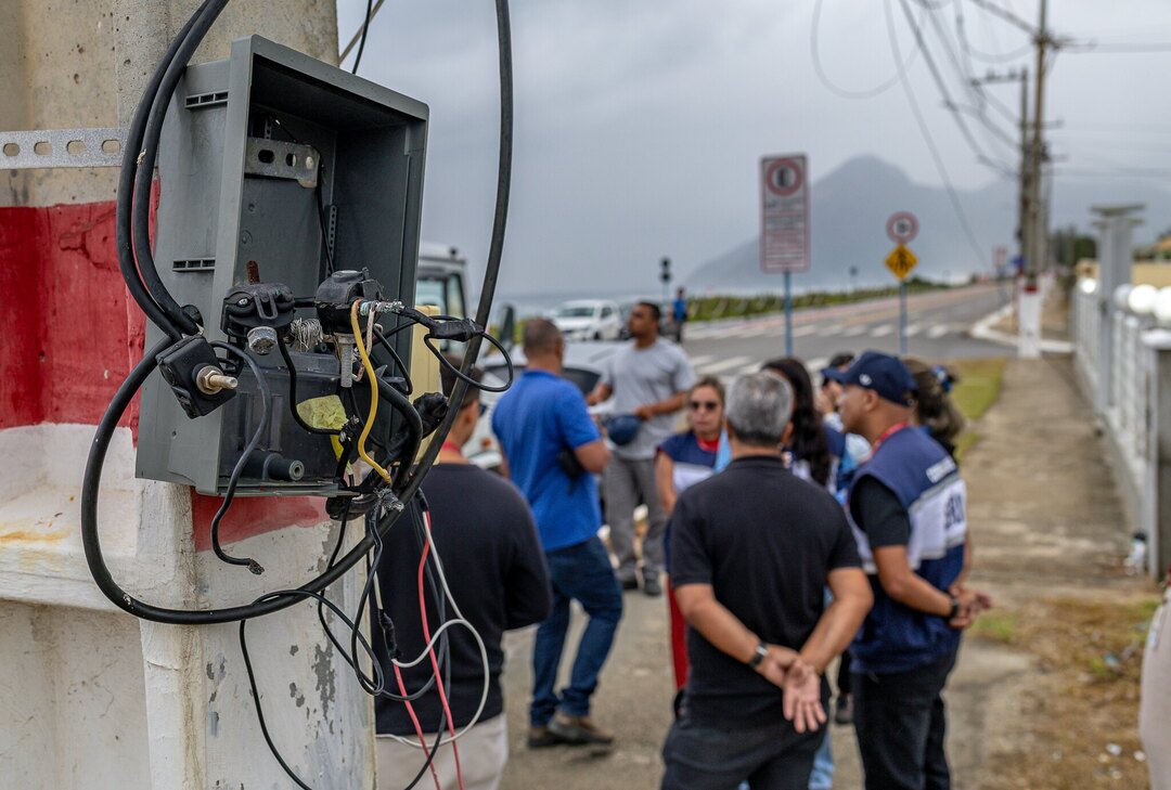 Força-tarefa remove chuveiros e ligações irregulares na orla de Itaipuaçu