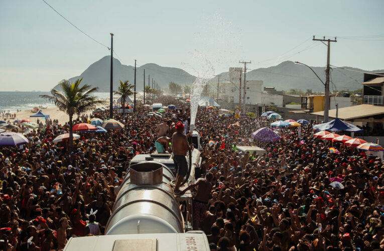 Tromba Nervosa arrasta multidão na Orla de Itaipuaçu no Carnaval Maricá 2026